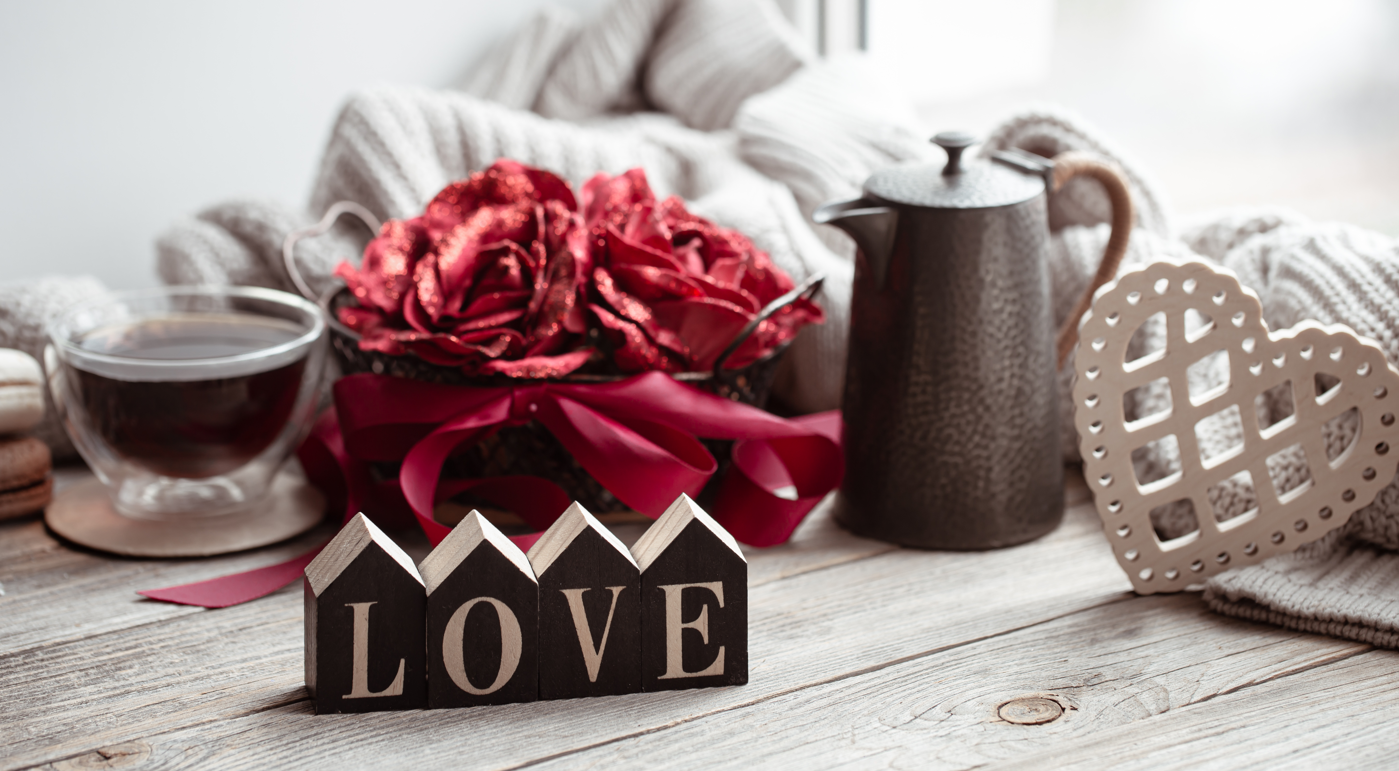 романтична композиція зі словом love на День Валентина